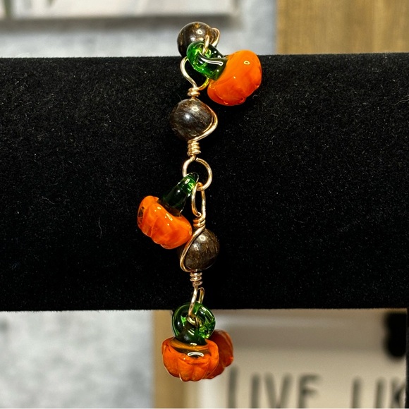 Pumpkin beaded bracelet, artisan handmade wire links. - Picture 4 of 6